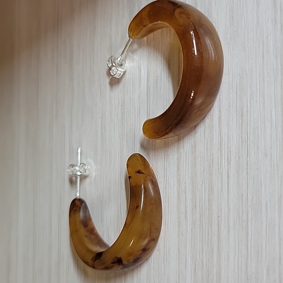 🔥LAST PAIR🔥 Amber Swirl Crescent Hoop Earrings - Picture 3 of 6
